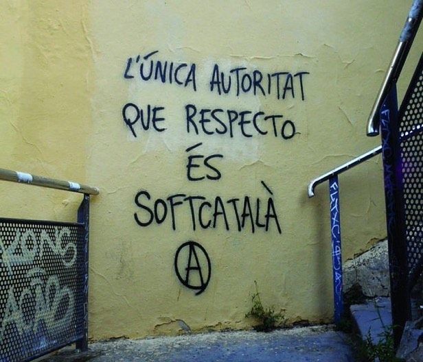 Pintada en una paret groga: «L'única autoritat que respecto és Softcatalà»